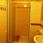 Baie cu dus si lavoar apartament